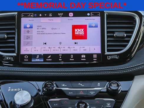 Used 2023 Chrysler Pacifica Limited FWD image 14