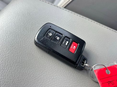 Used 2017 Toyota Camry XLE w/ Advanced Technology Package FWD image 26
