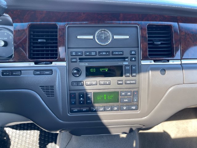 Used 2007 Lincoln Town Car Signature Limited RWD image 18