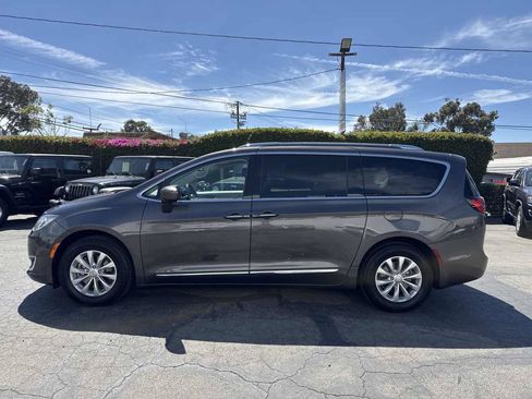 Used 2018 Chrysler Pacifica Touring-L FWD image 4