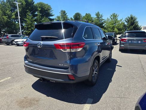Used 2019 Toyota Highlander XLE w/ Carpet Mat Package (TMS) AWD/4WD image 8