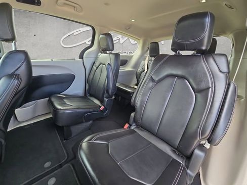 Used 2024 Chrysler Pacifica Touring-L image 22