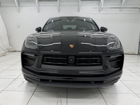 Certified 2025 Porsche Macan AWD/4WD image 9