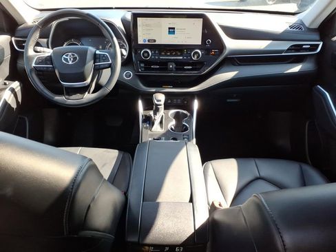 Used 2024 Toyota Highlander XLE image 11