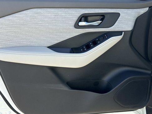 Used 2023 Nissan Rogue SV image 17