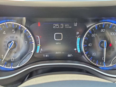 Used 2024 Chrysler Pacifica Touring-L FWD image 16