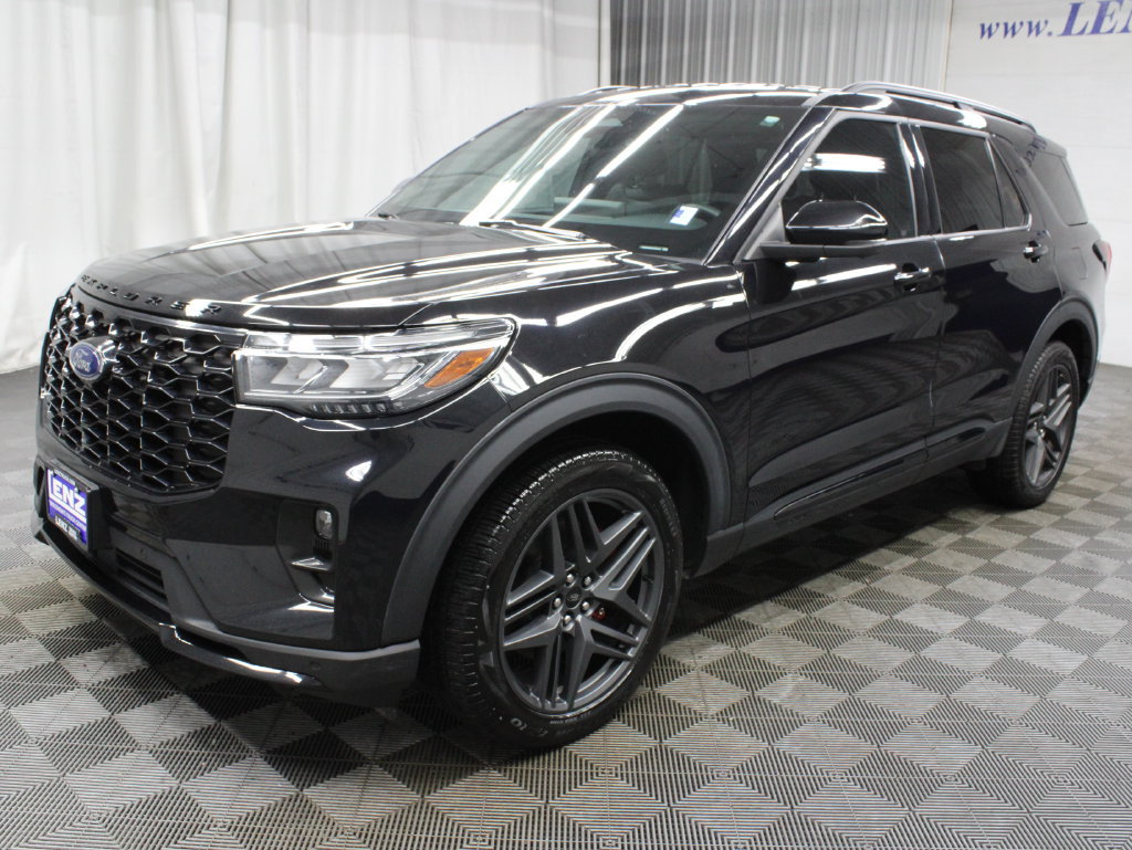 Used 2025 Ford Explorer ST-Line w/ ST-Line Street Pack AWD/4WD image 9