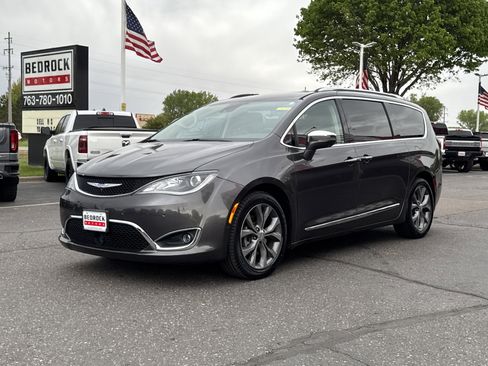 Used 2018 Chrysler Pacifica Limited w/ Advanced Safetytec Group FWD image 3