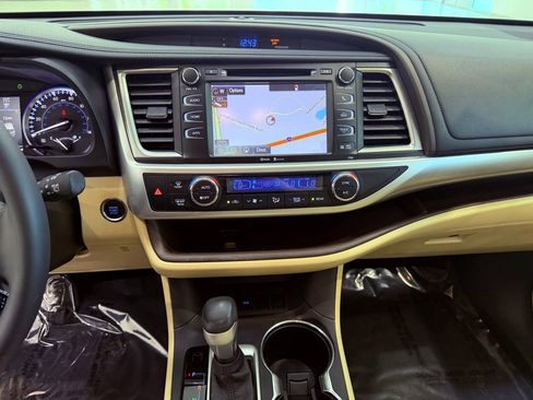 Used 2015 Toyota Highlander XLE FWD image 25