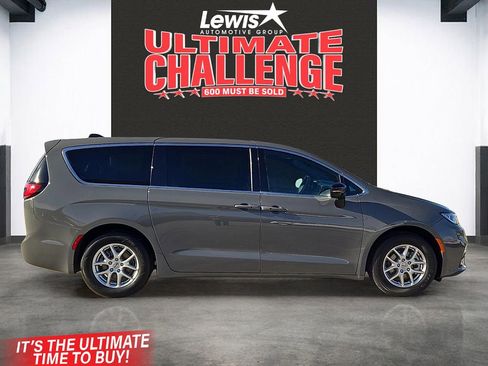 Used 2025 Chrysler Pacifica Select image 5