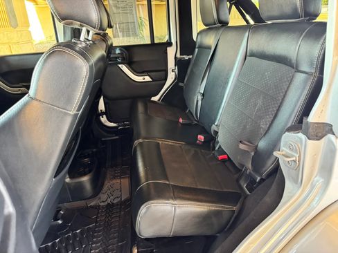 Used 2012 Jeep Wrangler Unlimited Rubicon AWD/4WD image 18