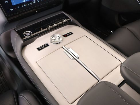 New 2025 Lincoln Navigator Reserve w/ Jet Appearance Package AWD/4WD image 9