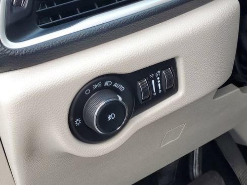 Used 2024 Chrysler Pacifica Limited FWD image 12