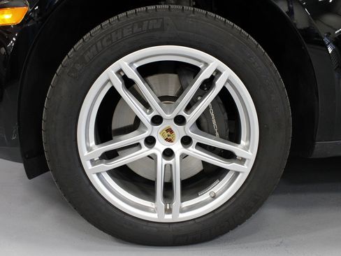 Used 2025 Porsche Macan image 11