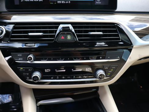 Certified 2023 BMW 530e w/ Convenience Package image 19