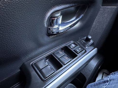 Used 2017 Nissan Titan SV image 19