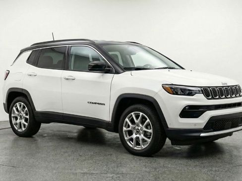 Used 2025 Jeep Compass Limited AWD/4WD image 2