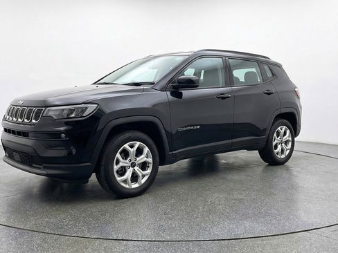 Used 2025 Jeep Compass Latitude image 3