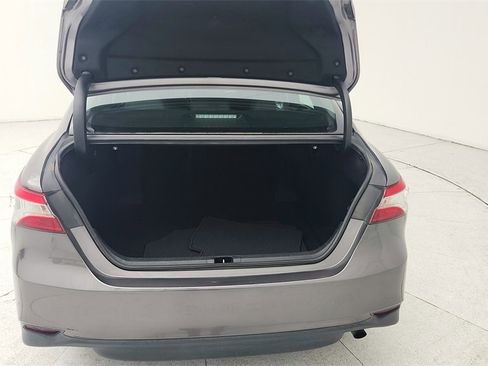 Used 2018 Toyota Camry LE image 34