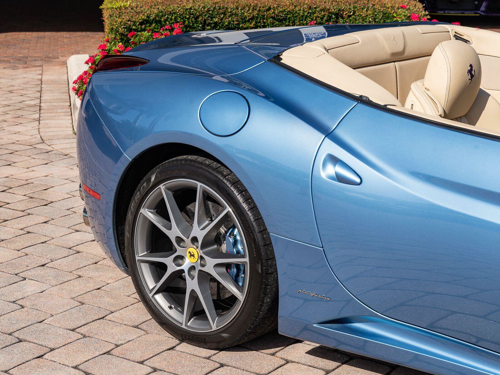 Used 2010 Ferrari California RWD image 17