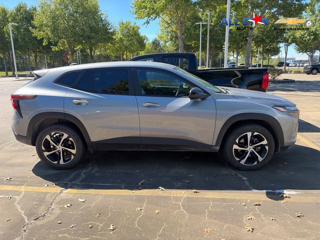Used 2025 Chevrolet Trax RS w/ Sunroof Package FWD image 4