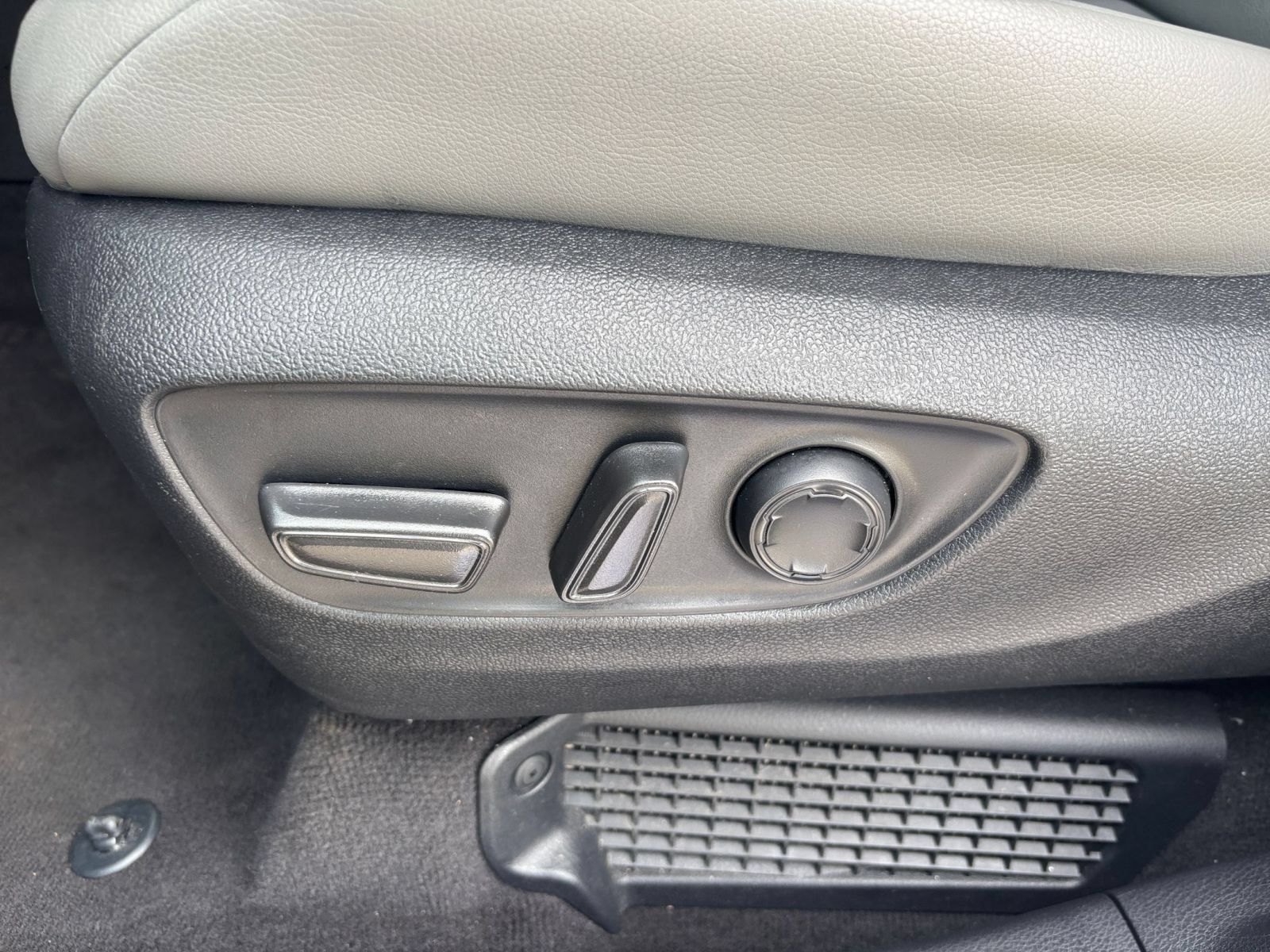 Used 2025 Toyota Sienna XLE FWD image 21