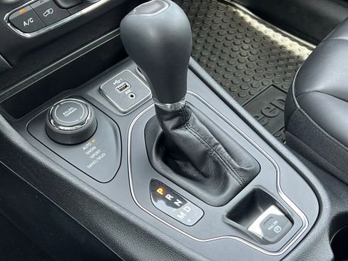 Used 2019 Jeep Cherokee Latitude Plus w/ Cold Weather Group AWD/4WD image 30
