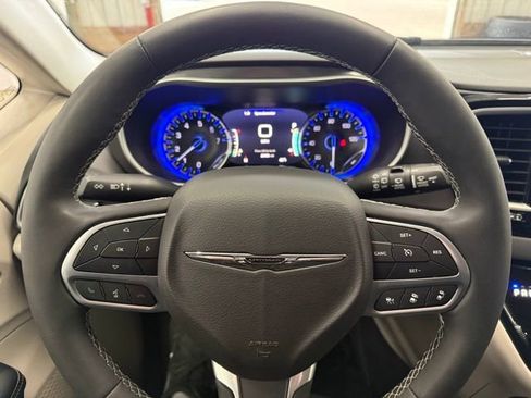 Used 2024 Chrysler Pacifica Touring-L image 6