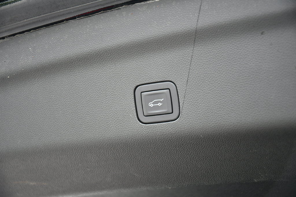 Used 2025 GMC Yukon Denali Ultimate w/ LPO, Floor Liner Package AWD/4WD image 38
