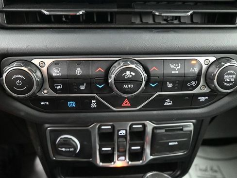 Used 2024 Jeep Wrangler Unlimited Sahara AWD/4WD image 16