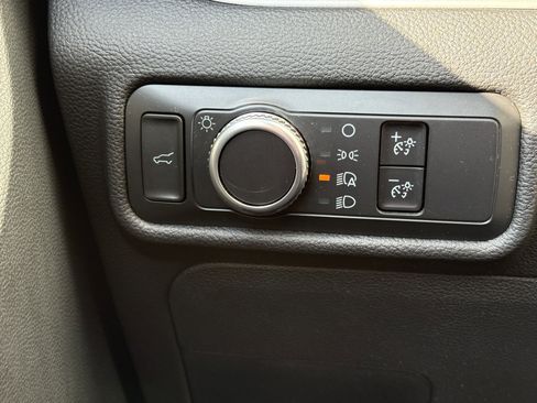 Used 2020 Ford Explorer XLT image 29