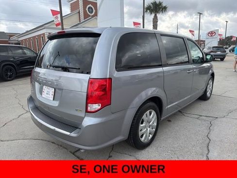 Used 2018 Dodge Grand Caravan SE w/ UConnect Hands-Free Group image 5