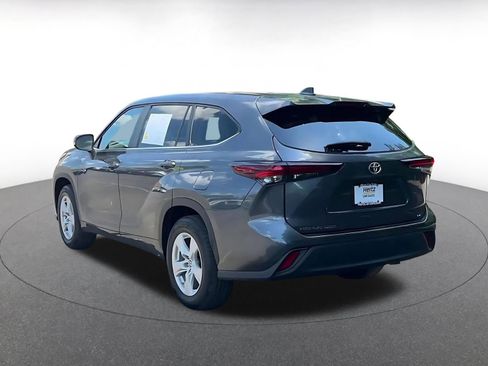 Used 2025 Toyota Highlander LE FWD image 11