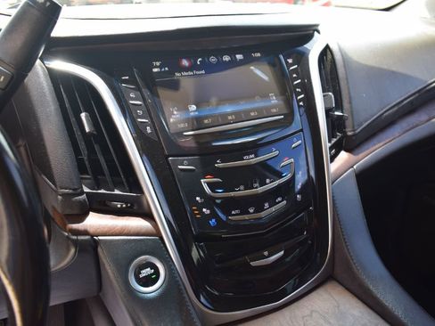 Used 2019 Cadillac Escalade Luxury RWD image 23
