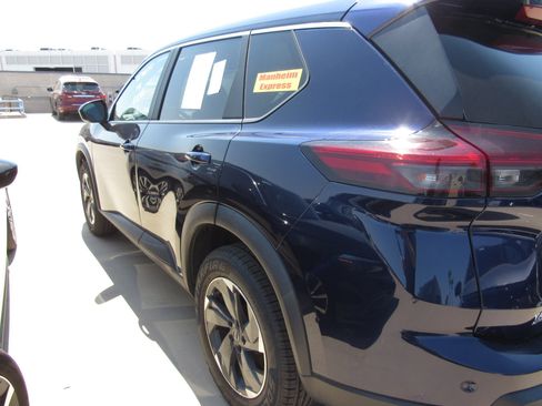 Used 2025 Nissan Rogue SV FWD image 4