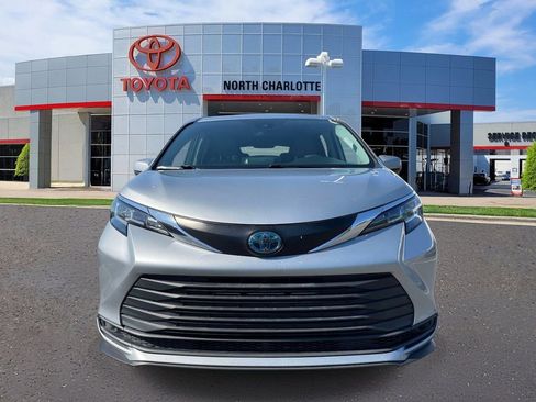 Used 2021 Toyota Sienna LE FWD image 2