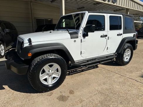 Used 2016 Jeep Wrangler Unlimited Rubicon w/ Connectivity Group image 9