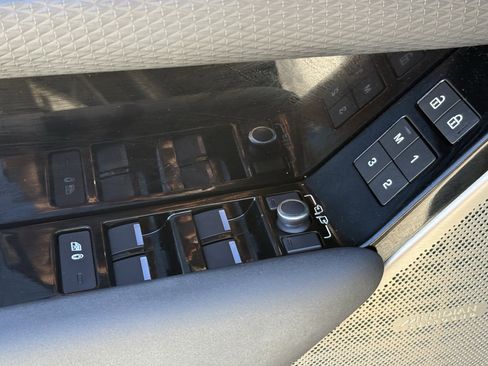 Used 2022 Land Rover Range Rover Velar R-Dynamic S image 26