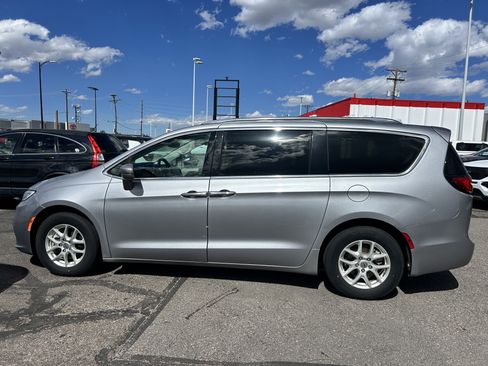 Used 2021 Chrysler Pacifica Touring-L FWD image 2