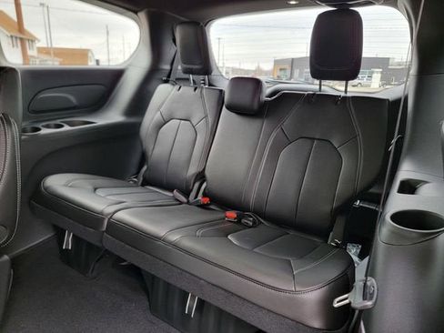 New 2026 Chrysler Pacifica Select AWD/4WD image 21