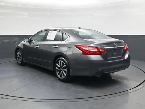 Used 2017 Nissan Altima 2.5 SV w/ Convenience Package FWD image 8