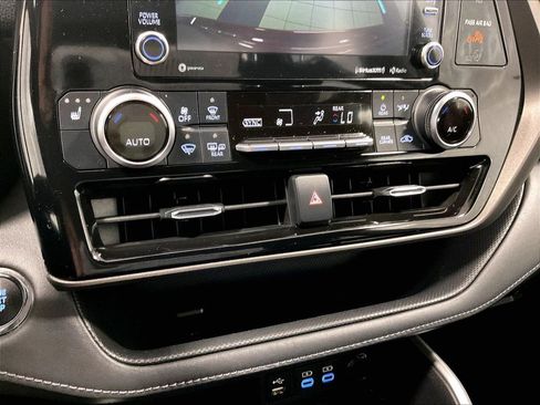 Used 2022 Toyota Highlander XLE AWD/4WD image 26