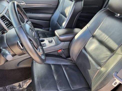 Used 2017 Jeep Grand Cherokee Limited image 3