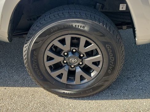 Used 2023 Toyota Tacoma SR5 w/ Technology Package RWD image 5