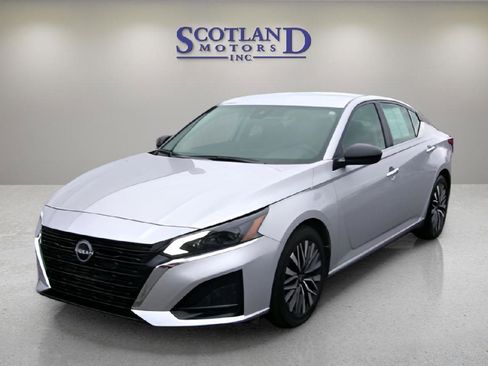 Used 2024 Nissan Altima 2.5 SV FWD image 2