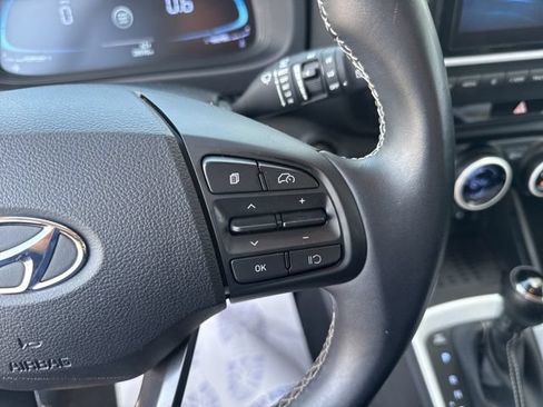 Used 2023 Hyundai Venue Limited FWD image 12