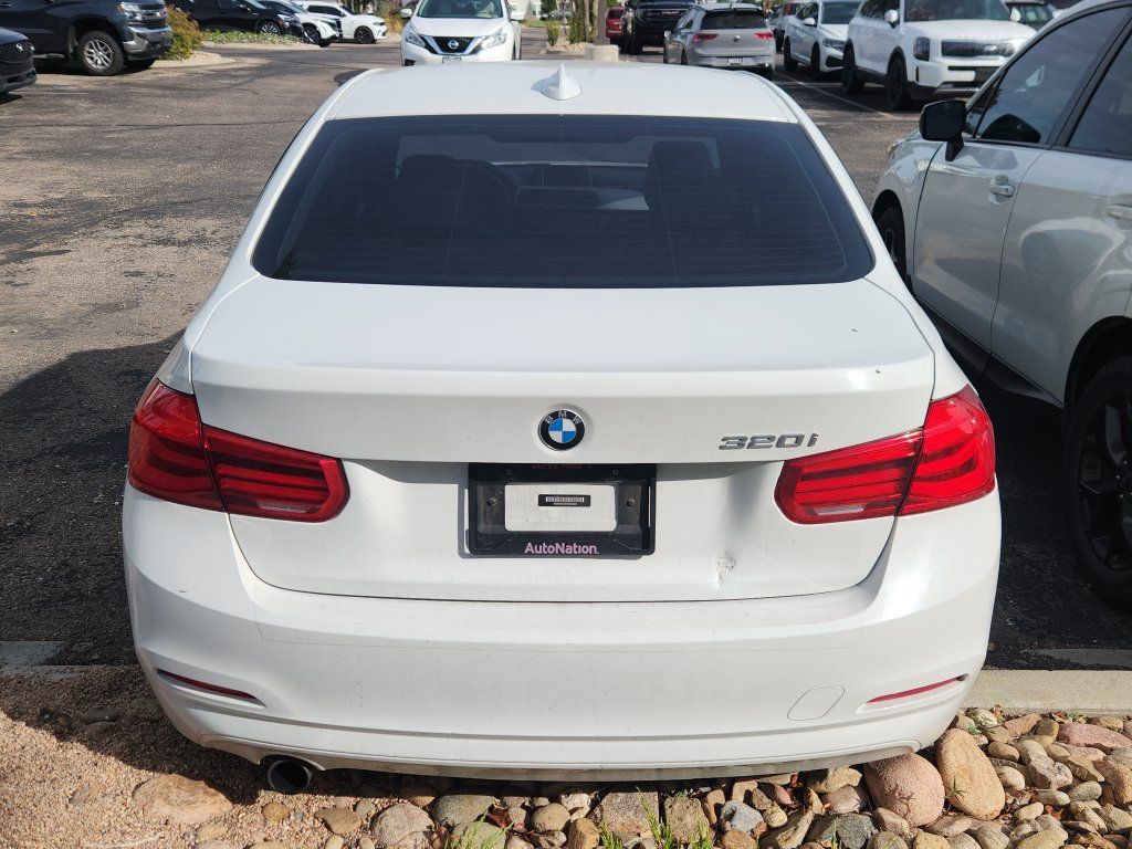 Used 2017 BMW 320i Sedan RWD image 4