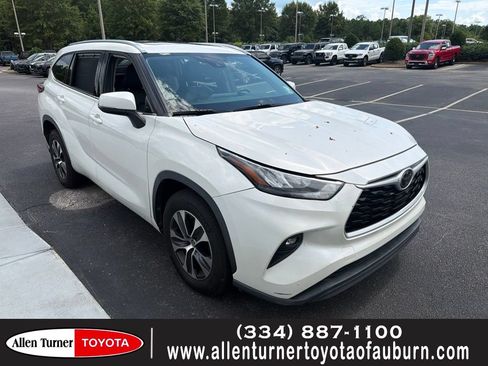 Used 2020 Toyota Highlander XLE FWD image 1