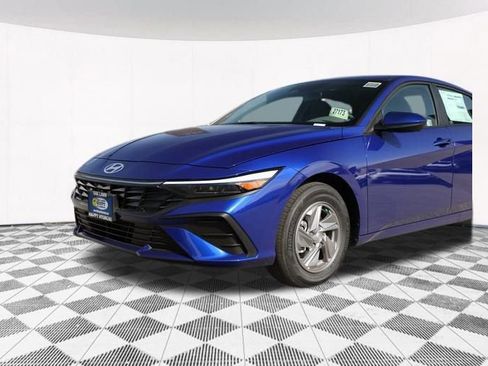 New 2025 Hyundai Elantra SE image 32