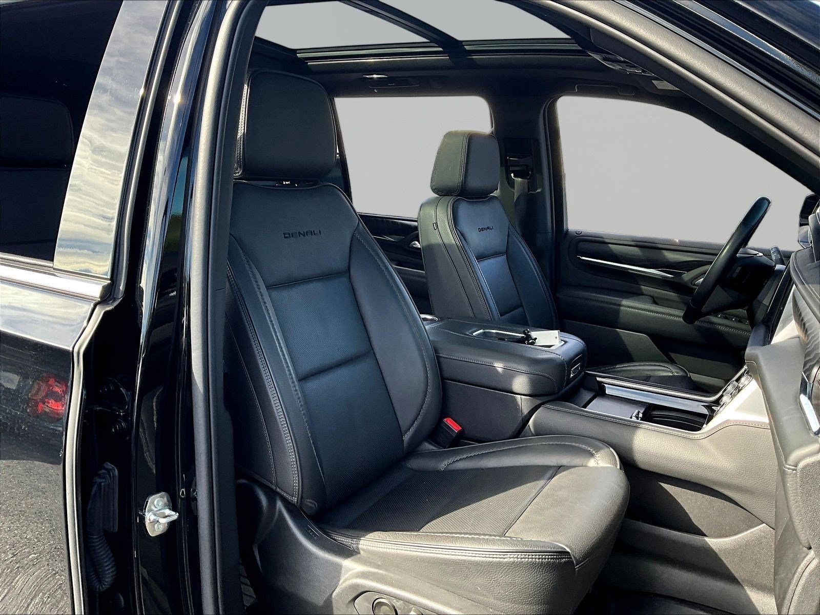 Used 2022 GMC Yukon XL Denali AWD/4WD image 30